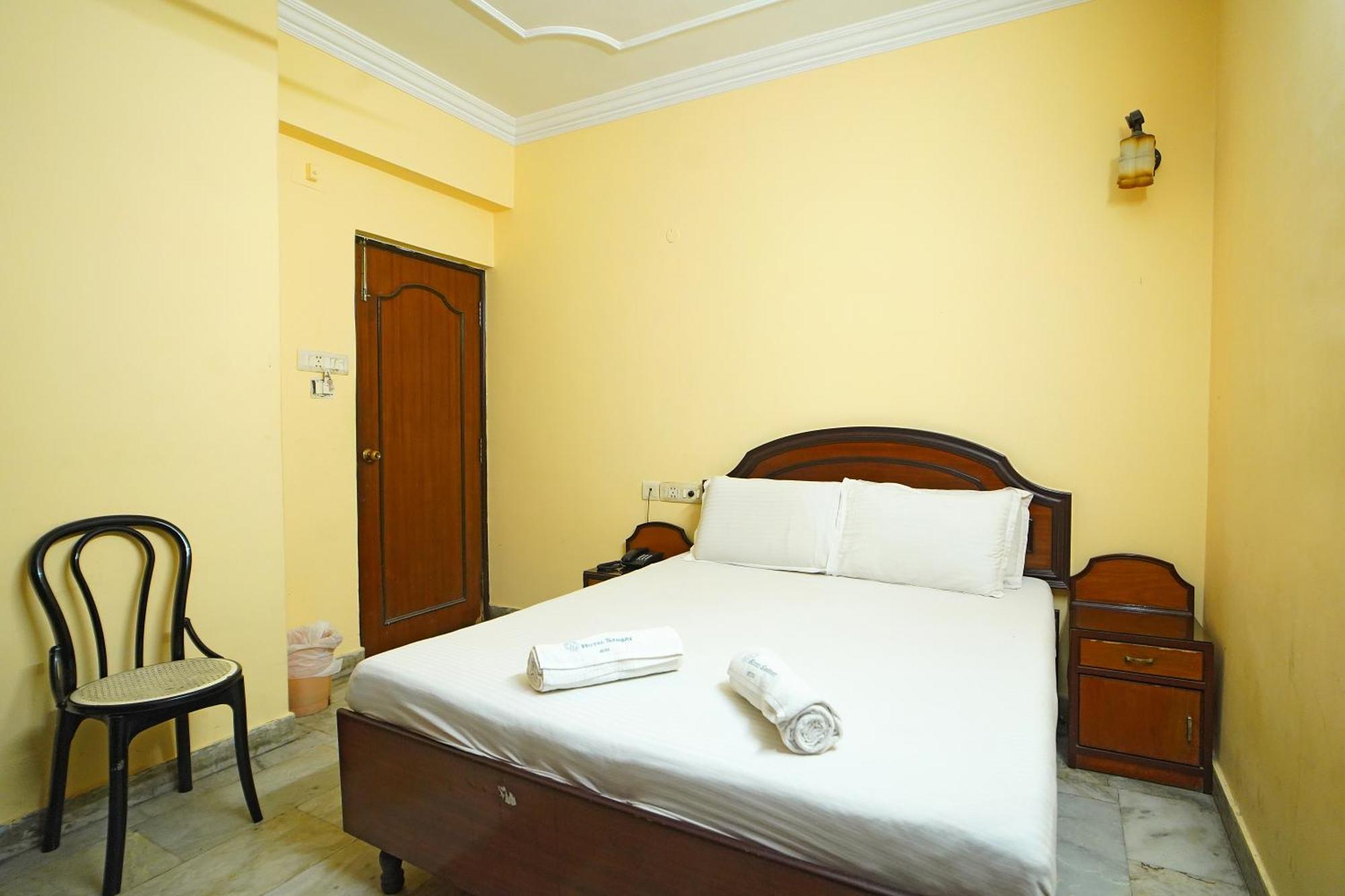 Samrat Near Victoria Memorial !! Couple Friendly !! Hotel