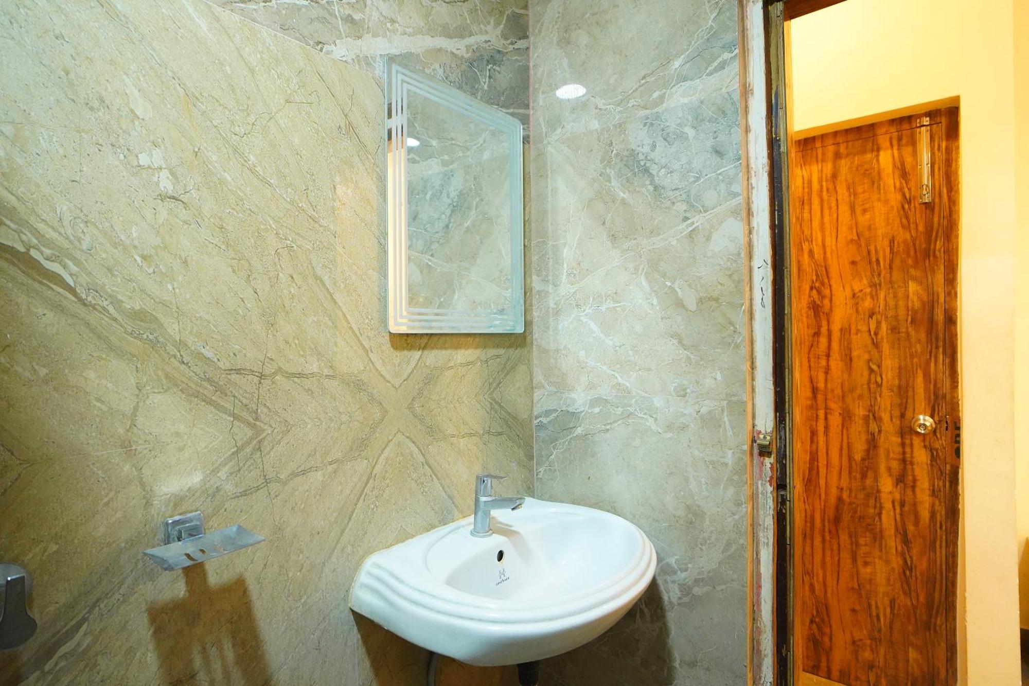 Hotel Samrat Near Victoria Memorial !! Couple Friendly !! 3*