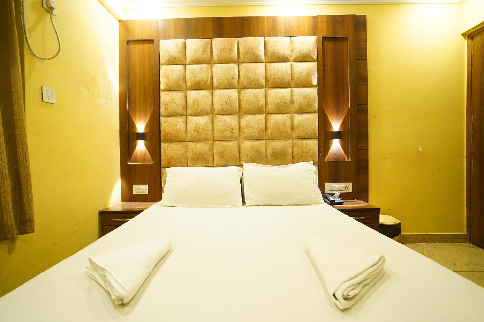 Hotel Samrat Near Victoria Memorial !! Couple Friendly !! Kolkata