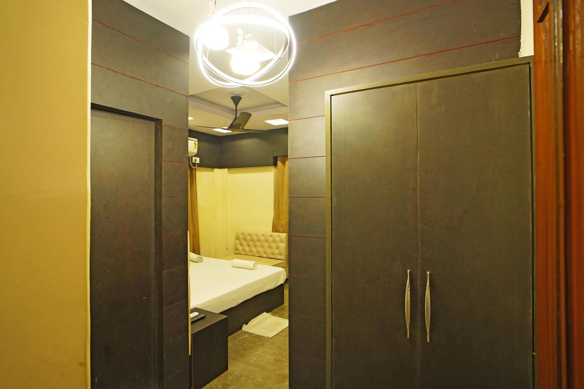 Samrat Near Victoria Memorial !! Couple Friendly !! Hotel Kolkata