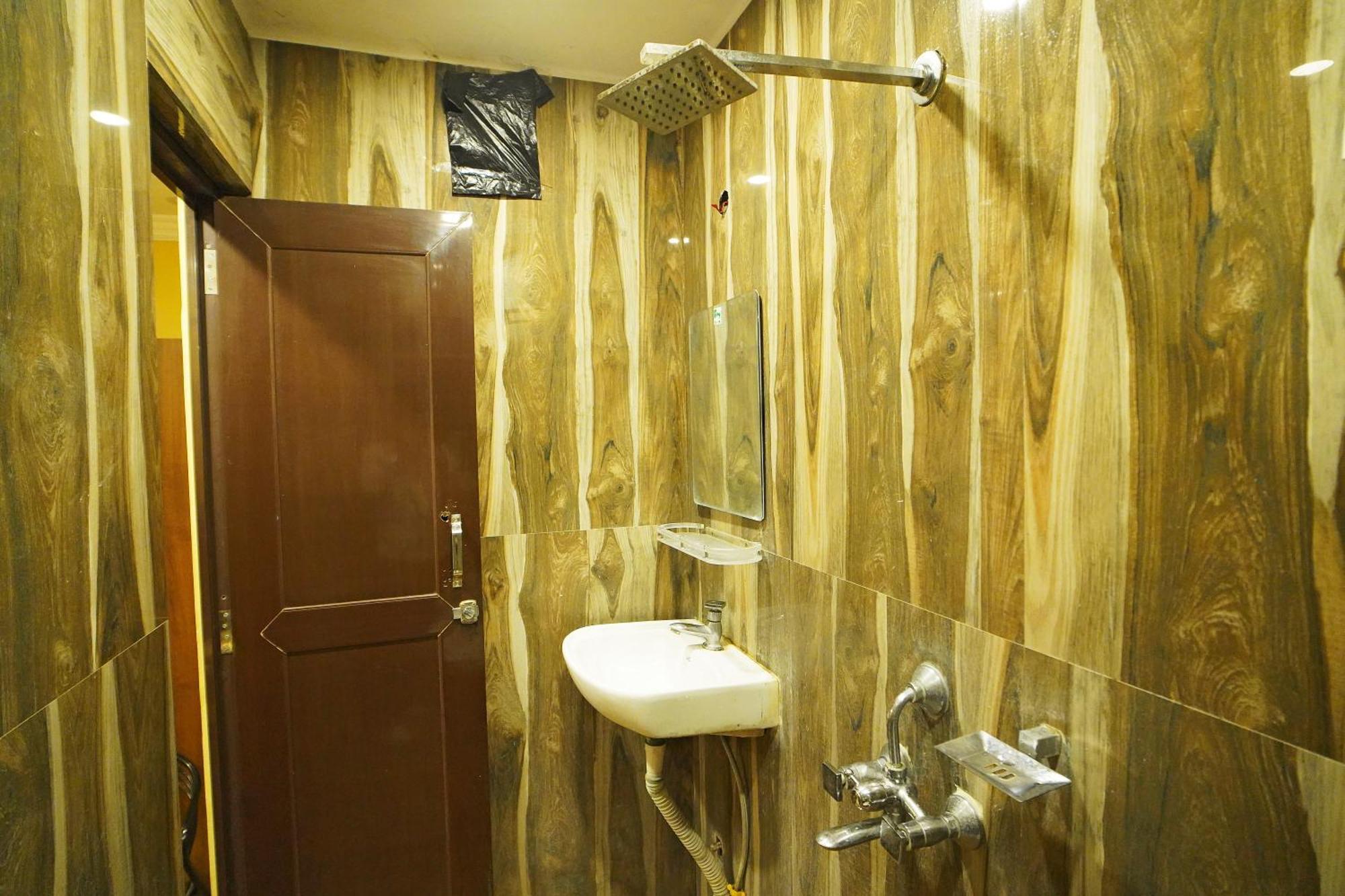 Hotel Samrat Near Victoria Memorial !! Couple Friendly !!