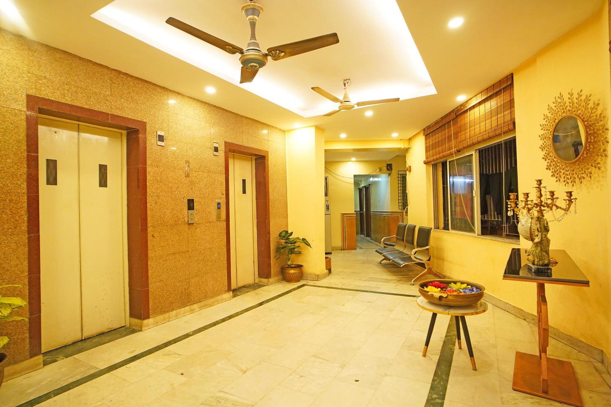 Samrat Near Victoria Memorial !! Couple Friendly !! Hotel